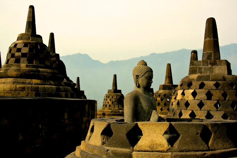 Arca Buddha di antara stupa berlubang di Candi Borobudur